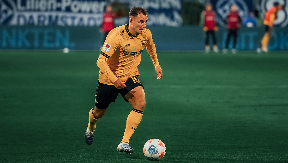 Jakob Lemmer mit Ball am Fuß.