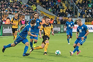 Haris Duljevic setzt sich gegen drei Gegenspieler durch.
