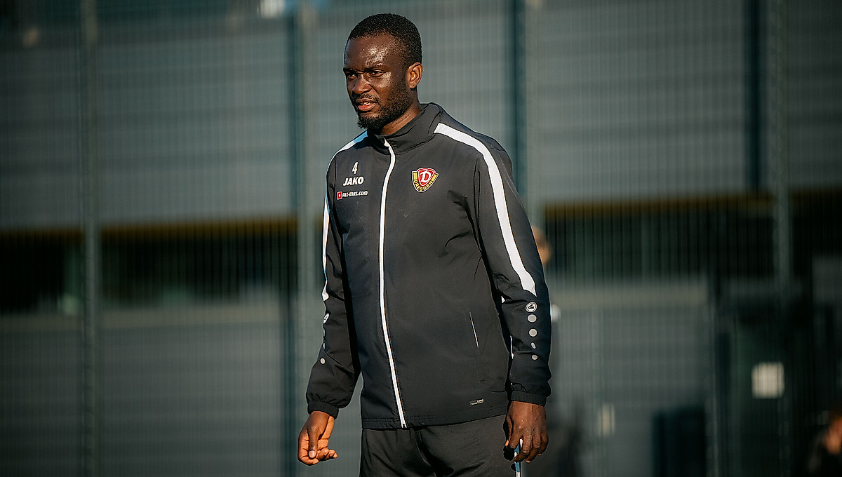 Dennis Duah auf dem Trainingsplatz in der AOK PLUS Walter-Fritzsch-Akademie.