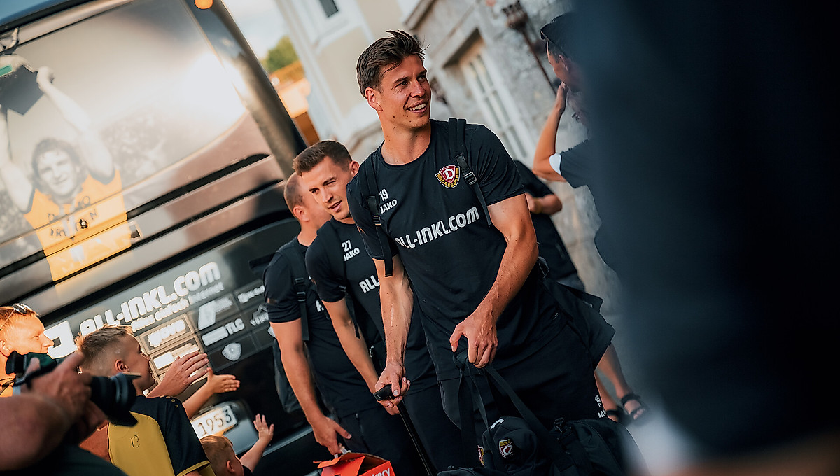 Neuzugang Alexander Rossipal bei der Ankunft am Mannschaftshotel.