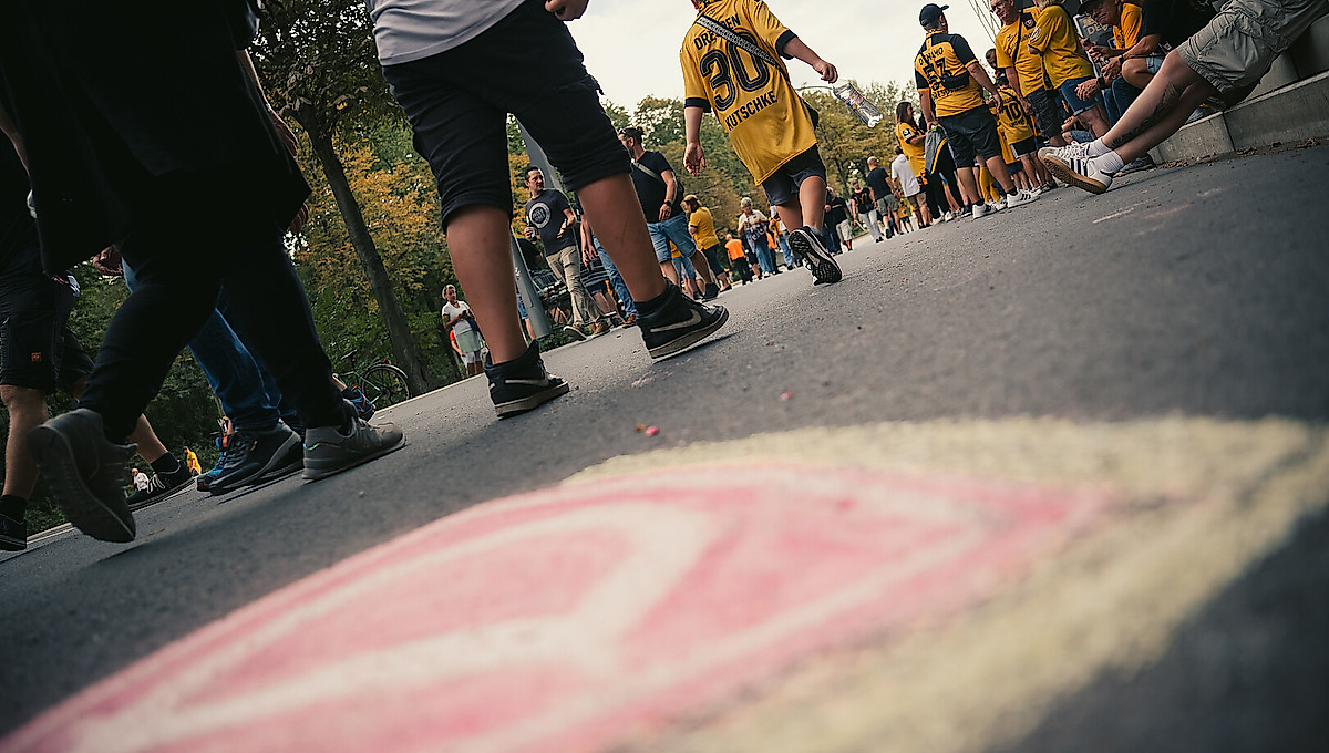 Fans im Stadionumlauf des Rudolf-Harbig-Stadions.