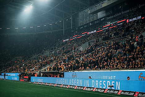 Fans im Rudolf-Harbig-Stadion unter Flutlicht