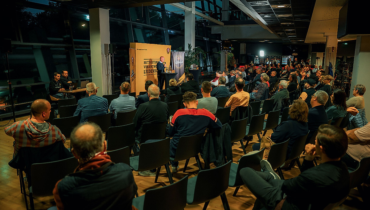 Auf Stuhlreihen haben zahlreiche Mitglieder der SGD in den VIP-Räumlichkeiten im Rudolf-Harbig-Stadion Platz genommen. 