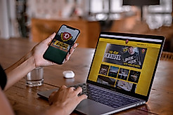 Ein Laptop und ein Handy, auf denen jeweils Dynamo-Seiten geöffnet sind