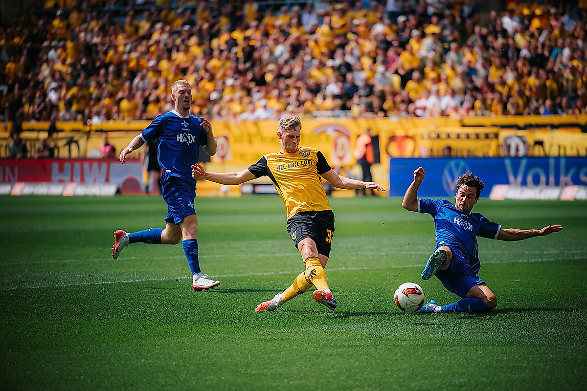 Jonas Sterner mit einem Torschuss für Dynamo Dresden