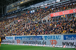 Tribüne im Rudolf-Harbig-Stadion bei einem Heimspiel der SG Dynamo Dresden