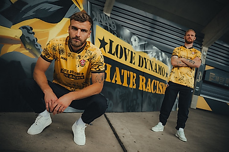 Lars Bünning und Nils Fröling vor einer Graffiti-Wand mit der Aufschrift LOVE DYNAMO - HATE RACISM