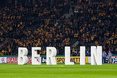 Auf dem Rasen des Olympiastadions stehen große Buchstaben-Aufsteller, die das Wort Berlin ergeben.