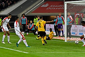 Gogia erzielt das 3:0, Vorlagegeber Berko schaut zu.