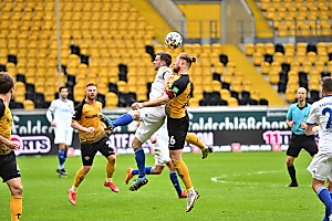 Sehr umkämpft geht es in den ersten 45 Minuten zu. | Foto: Dennis Hetzschold