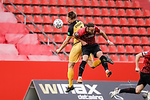 Tim Knipping (li.) im Kopfballduell.