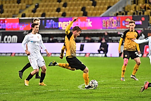 Christoph Daferner versucht es aus der Distanz, kommt aber nicht durch. | Foto: Dennis Hetzschold