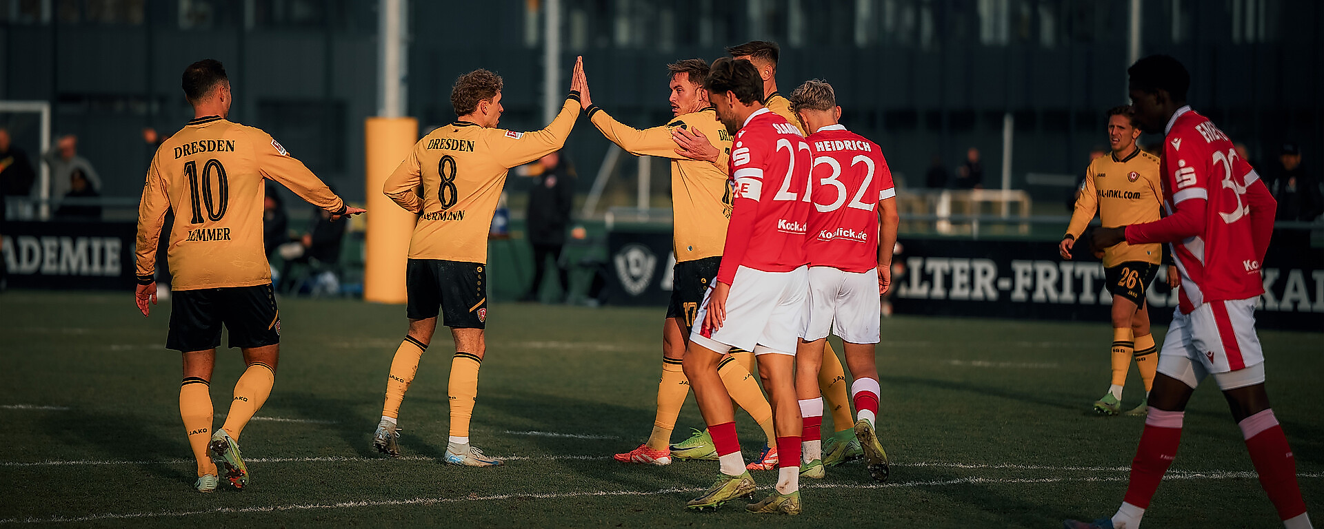 Aljaz Casar und Luca Herrmann bejubeln Casars Tor im Test gegen Energie Cottbus.