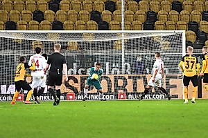 Kevin Broll hält in der Nachspielzeit den Ball und damit den Sieg der Sportgemeinschaft fest. | Foto: Dennis Hetzschold