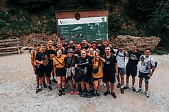 Gruppenfoto von jugendlichen Dynamo-Fans bei einer Wanderung.