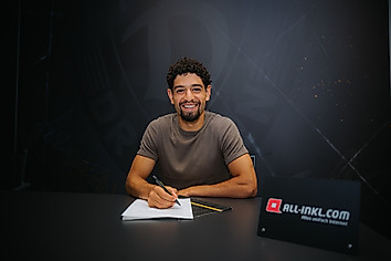 Ben Bobzien bei der Vertragsunterschrift.