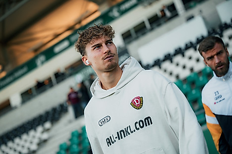 Dominik Kother betritt in Münster den Platz zur Platzbegehung.