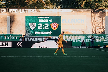 Stefan Kutschke verlässt nach seiner Roten Karte in Münster das Spielfeld.
