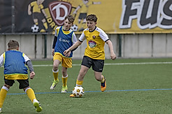 Kinder spielen Fußball