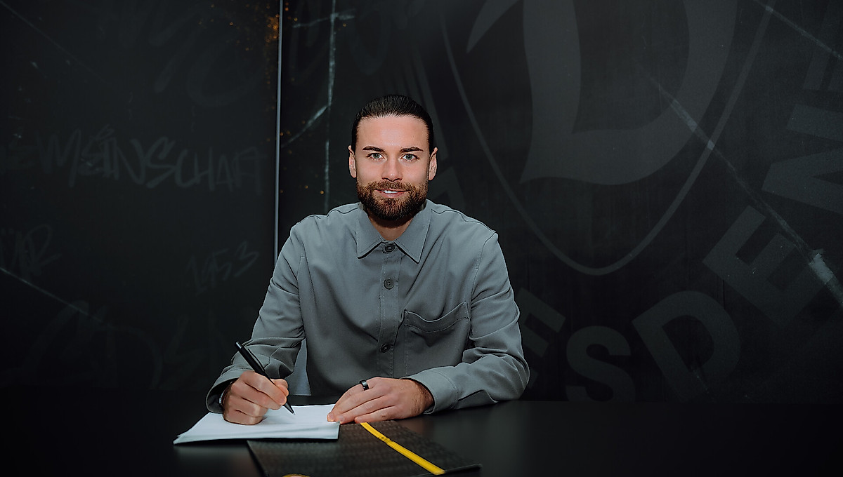 Niklas Kreuzer unterschreibt seinen Vertrag für die U21 von Dynamo.