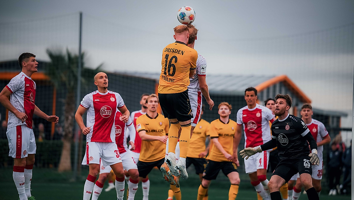 Nils Fröling im Kopfballduell.