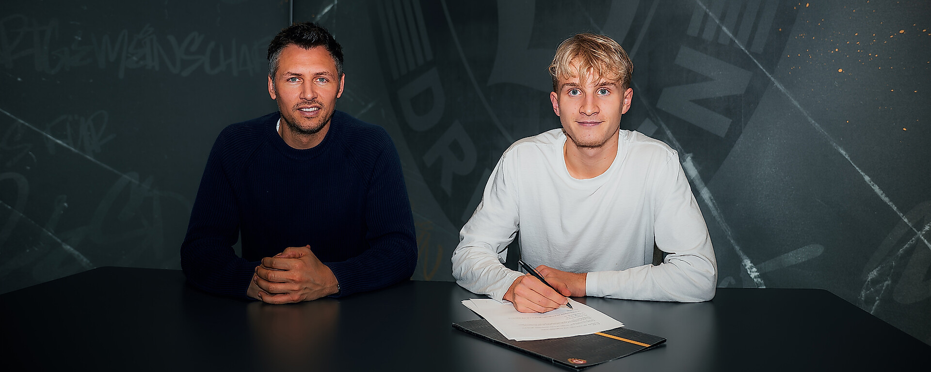 Sportgeschäftsführer Sören Gonther mit Quentin Enold bei der Unterschrift seines ersten Profivertrags bei Schwarz-Gelb.