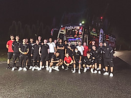 10.09.2021: Auswärtssiege sind schööön! In Meppen belohnt sich der SC II nach einem harten Stück Arbeit und einem Tor von Vincent Vermeij mit dem ersten Sieg in der Ferne, da darf das Gruppenfoto hinterher natürlich nicht fehlen. Foto: SC Freiburg