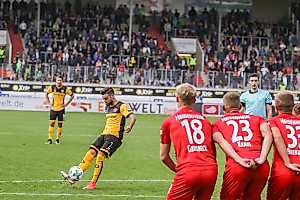 Maßnehmen und rein damit - Niklas Kreuzer bei seinem Freistoßtor.