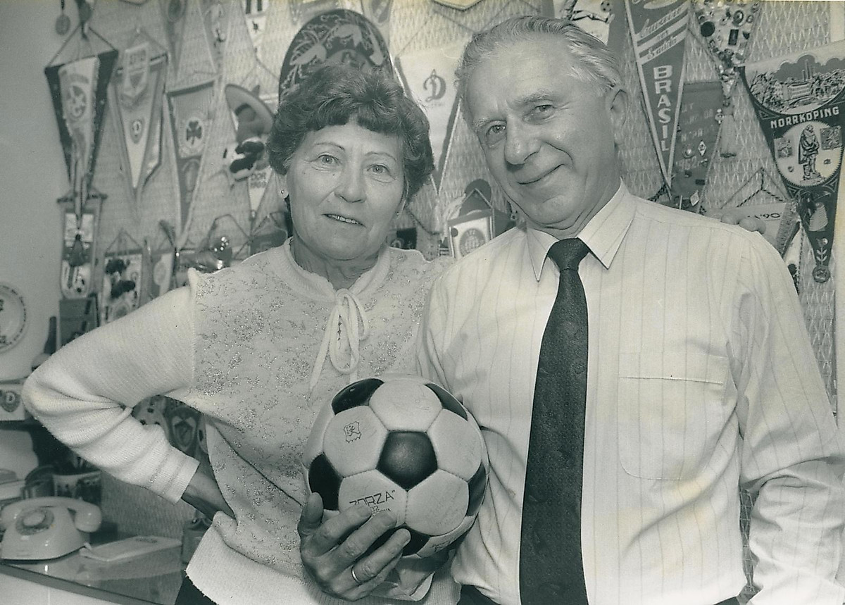 Walter Fritzsch mit seiner Frau und einem Fußball in der Hand