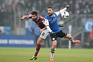 Verbissener Zweikampf zwischen Teixeira und Ulm
