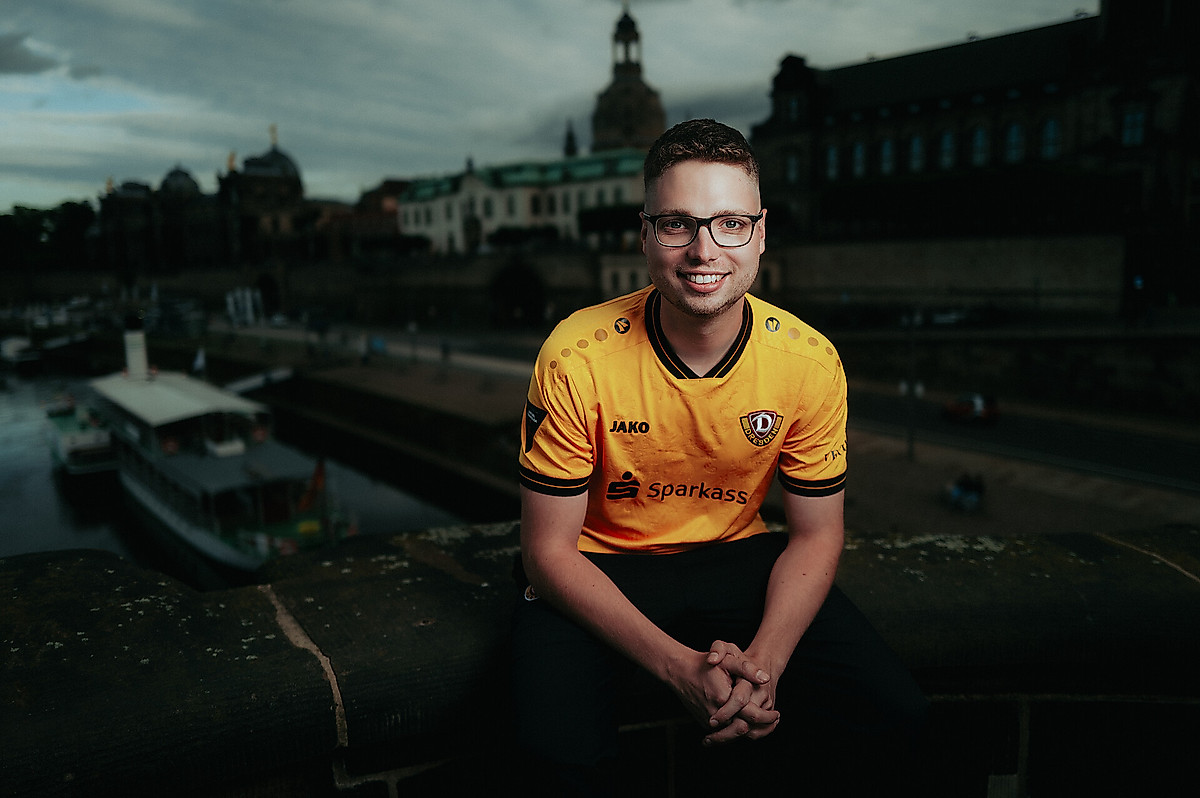 Marcel Gramann im Dynamo-Trikot am Terrassenufer Dresden.