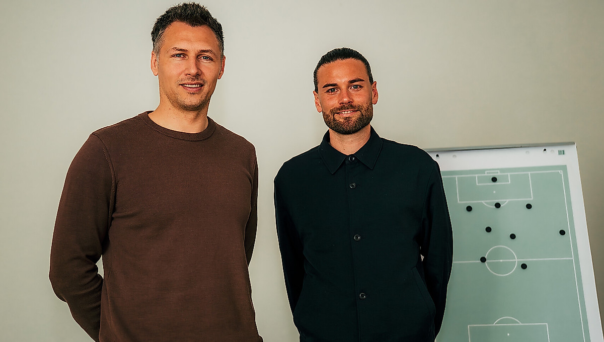 Sören Gonther und Niklas Kreuzer vor einer Taktik-Tafel.