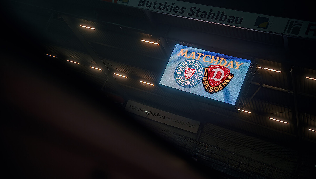 Die Anzeigetafel im Kieler Holstein-Stadion mit der Spielansetzung.
