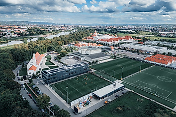 Dynamos Trainingszentrum am Messering 18 aus der Vogelperspektive mit Messegelände, Elbe und Altstadt im Hintergrund.
