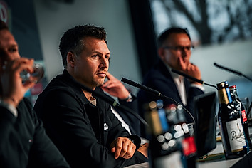Sören Gonther auf der Pressekonferenz.