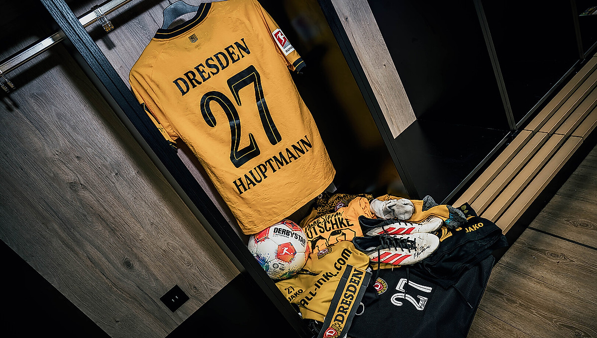 Klamotten von Niklas Hauptmann und ein Ball in der Kabine