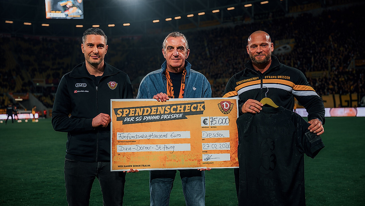 Stephan Zimmermann, Ralf Minge und Felix Lorenz halten einen Scheck in den Händen.