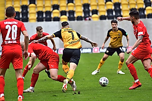 Panagiotis Vlachodimos wird im Strafraum gelegt und bekommt den Strafstoß, den Philipp Hosiner wenig später sicher verwandelt. | Foto: Dennis Hetzschold 