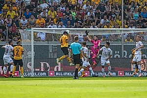 Jannis Nikolaou köpft zum 1:3-Anschlusstreffer ein.