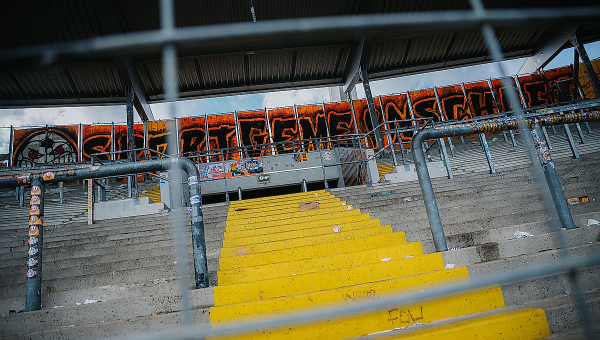 Blick in den leeren Auswärtsblock in Braunschweig