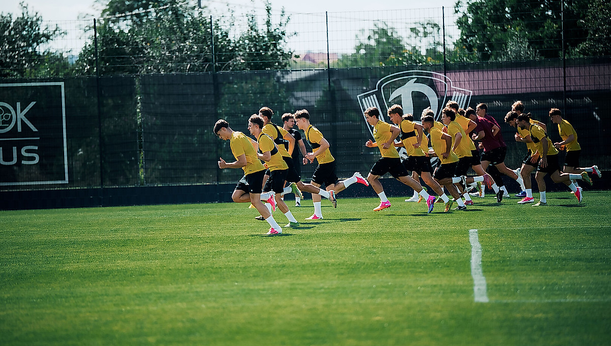 Die Spieler der U21 rennen auf dem Platz.