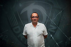 Steffen Illner vor dem Wappen der SGD.