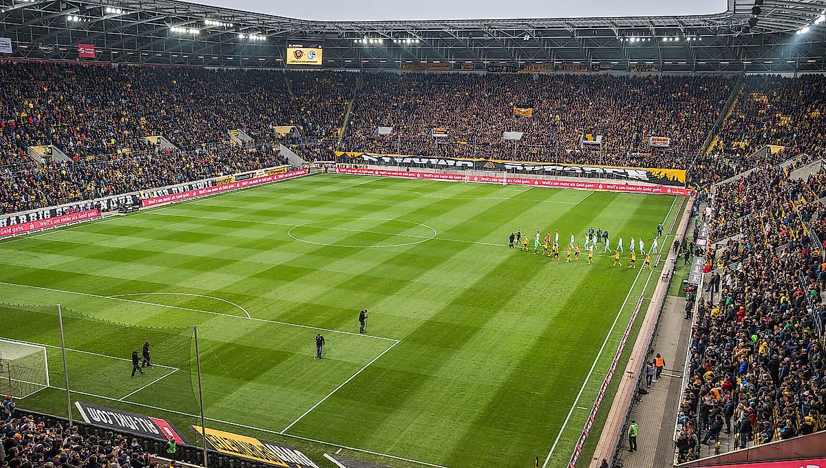 Das gefüllte Rudolf-Harbig-Stadion kurz vor dem Anstoß.