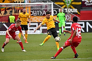 Niklas Kreuzer spielt den Ball