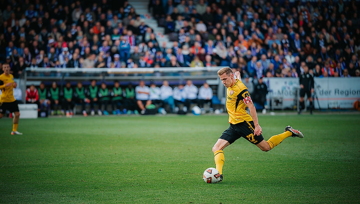 Niklas Hauptmann am Ball für Dynamo Dresden