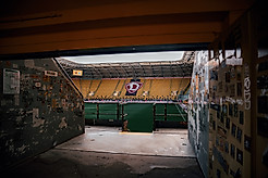 Der Blick aus der Eingangstür zum K-Block ins Rudolf-Harbig-Stadion.