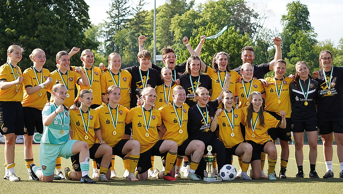 Die Frauenmannschaft der SGD mit dem Meisterpokal und den Meister-Medaillen.