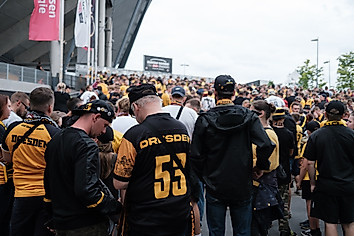 Eine Gruppe von Fans vor dem Eingang zum Stadion am K-Block.