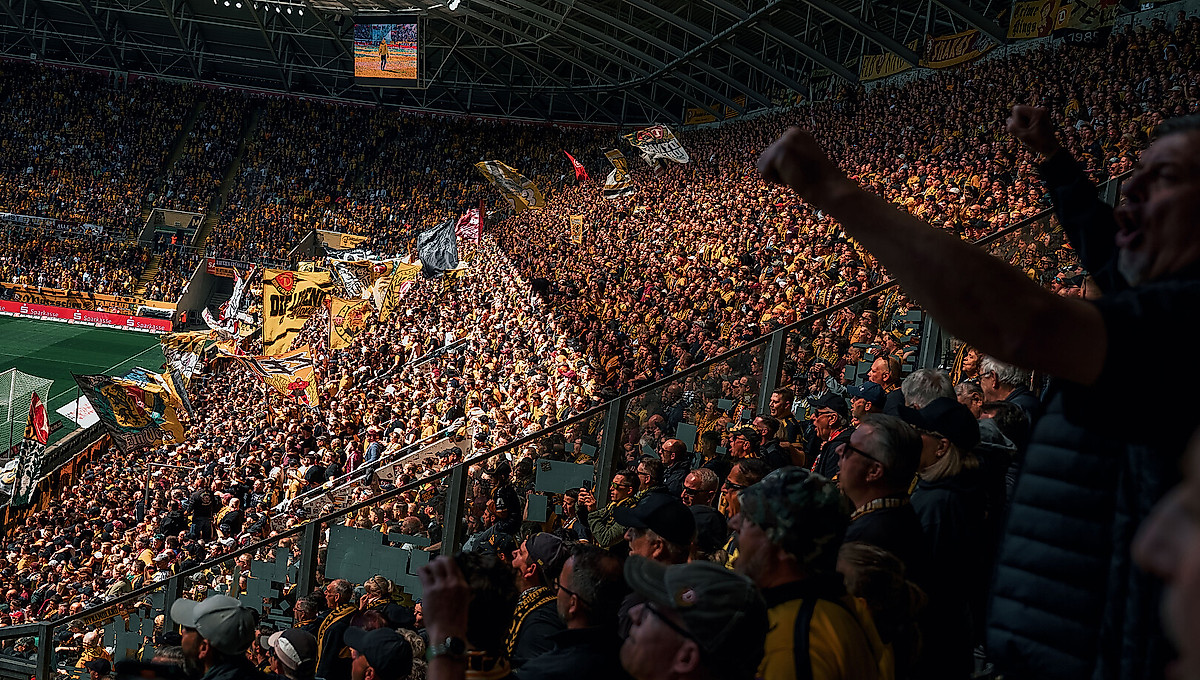 Der Blick von der Tribüne auf den gefüllten K-Block des Rudolf-Harbig-Stadions.