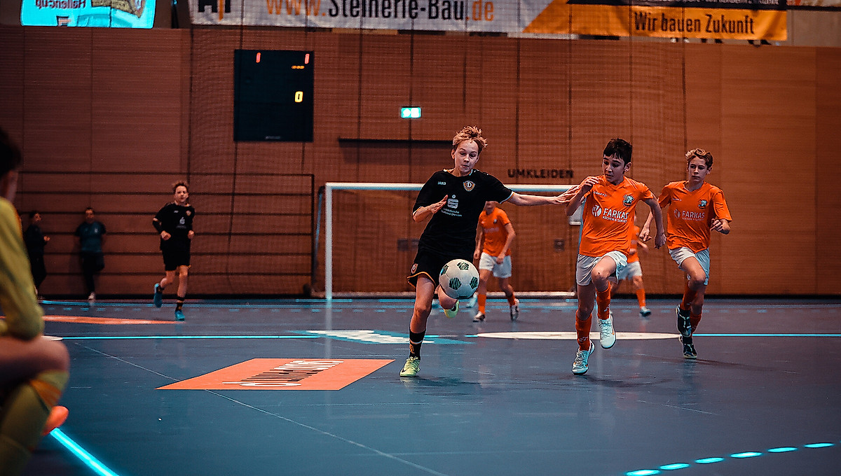 Ein Nachwuchsspieler der SGD im Zweikampf um den Ball im Vorjahres-Finale des Hallenturniers gegen den SC Borea Dresden.